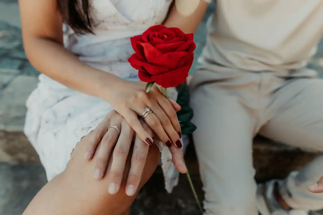 Pareja realizando amarres de amor y retornos de pareja